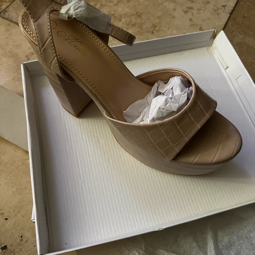 Nude man made Crocodile texture platforms - Picture 5 of 6
